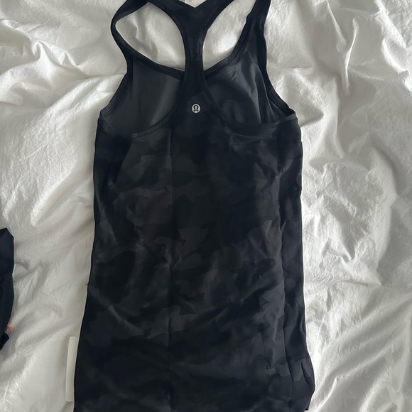 Camisole lululemon camo. Neuves .Tissu respirant et confortable. Moulant - Picture 5 of 6
